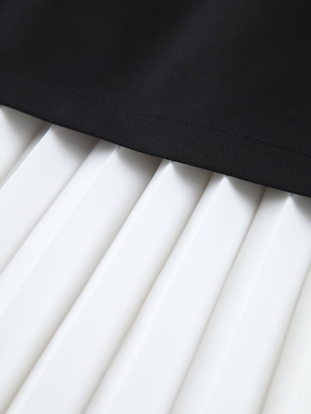 Contrast Hour Two-Tone Pleated Long Skirt