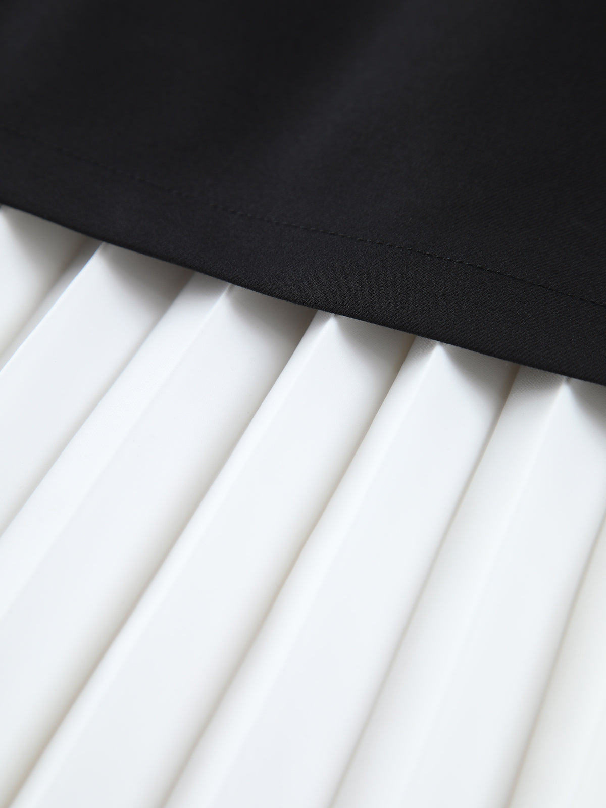 Contrast Hour Two-Tone Pleated Long Skirt