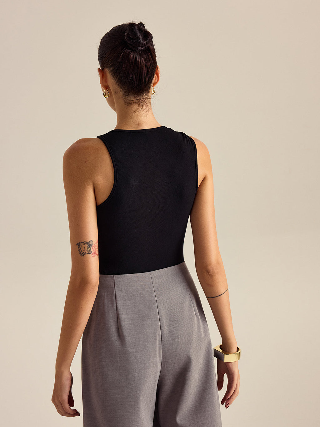 Minimal Edge Metal Decor Sleeveless Top