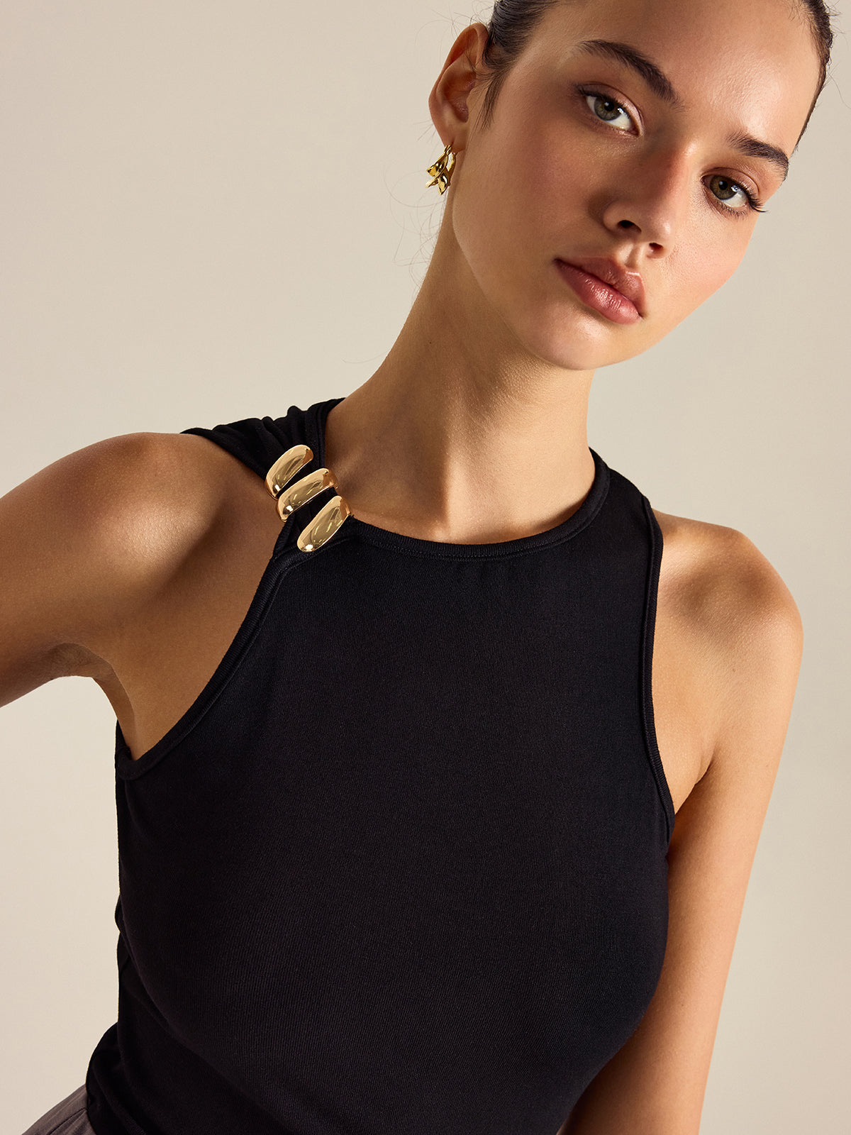 Minimal Edge Metal Decor Sleeveless Top