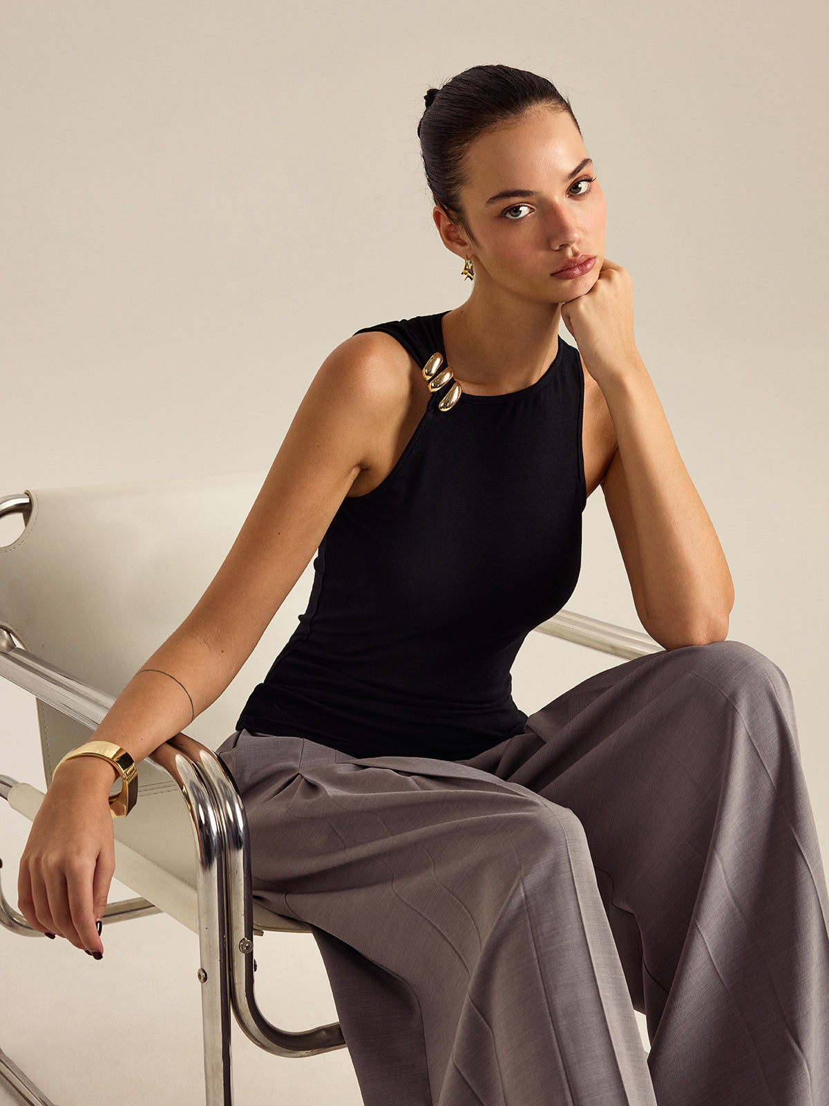 Minimal Edge Metal Decor Sleeveless Top